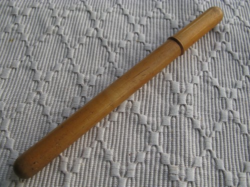Antiker nadelköcher aus holz - antiker,