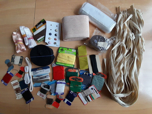 Karton mit nähutensilien für - karton,